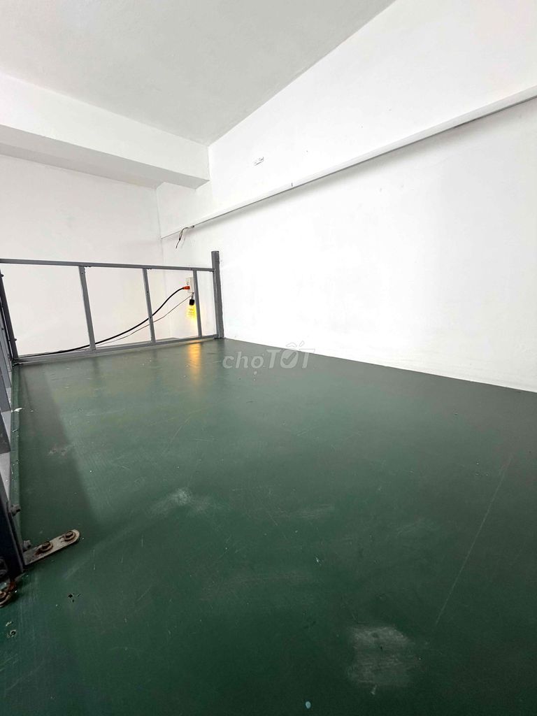 The room has a guard window - the ground floor - Tolet - there's a free car yard.