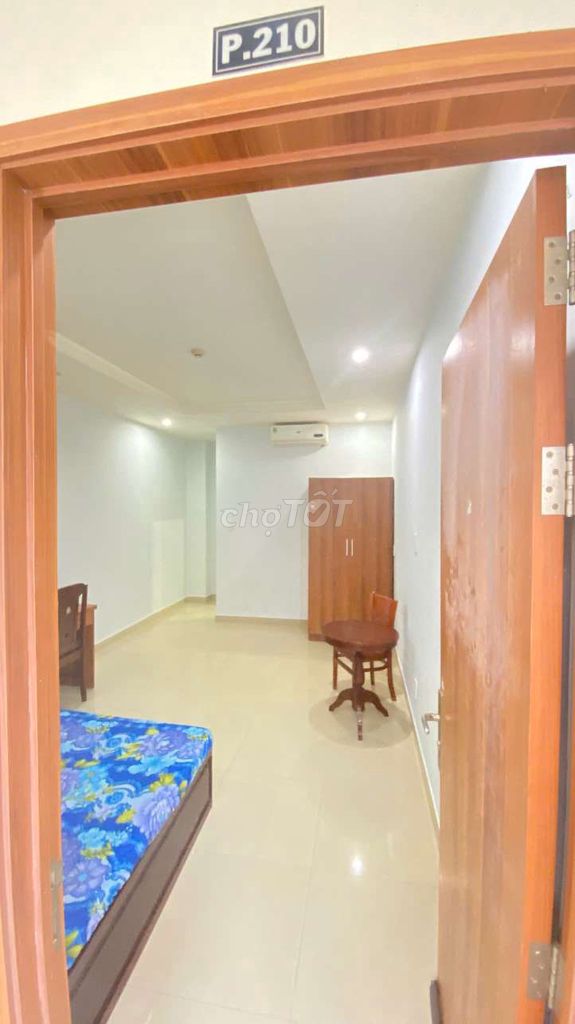 Cheap hotel room with cattle interiors, side-by-side, payroll.