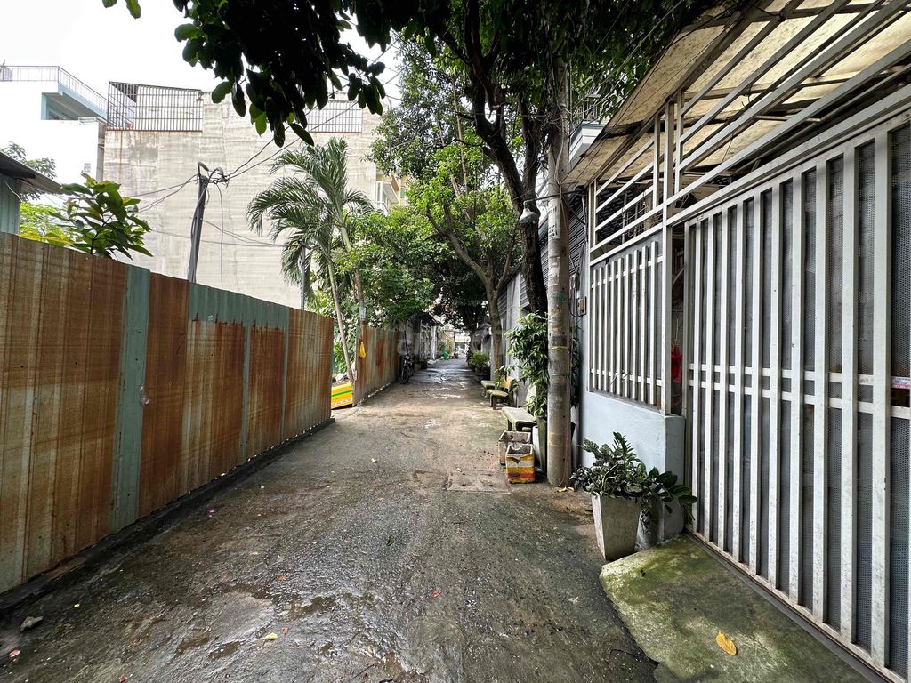 The owner of the fourth-grade housing lease.