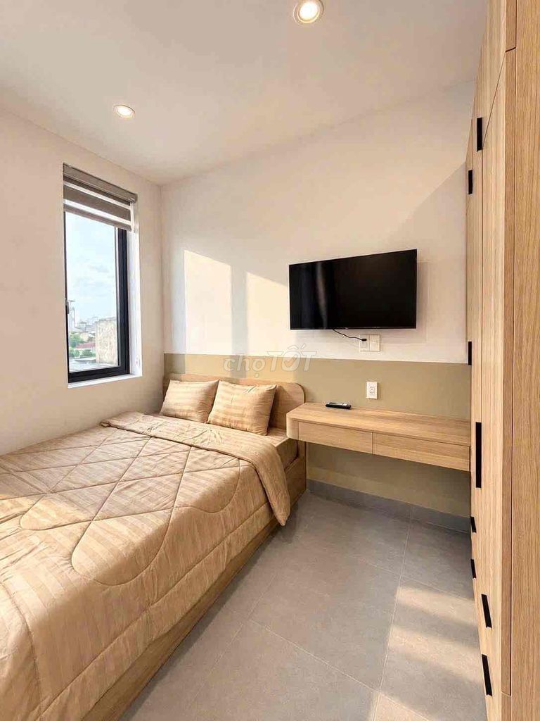 Rent a balcony apartment off the Hoàng Sa Tân Định side of 1