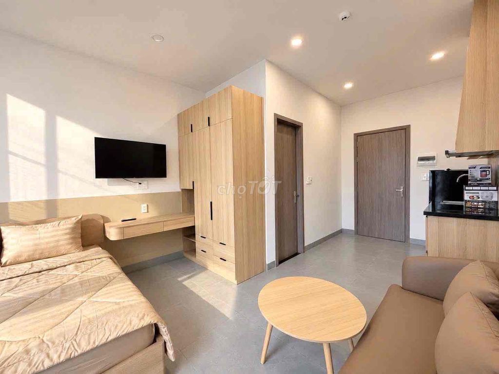 Rent a balcony apartment off the Hoàng Sa Tân Định side of 1