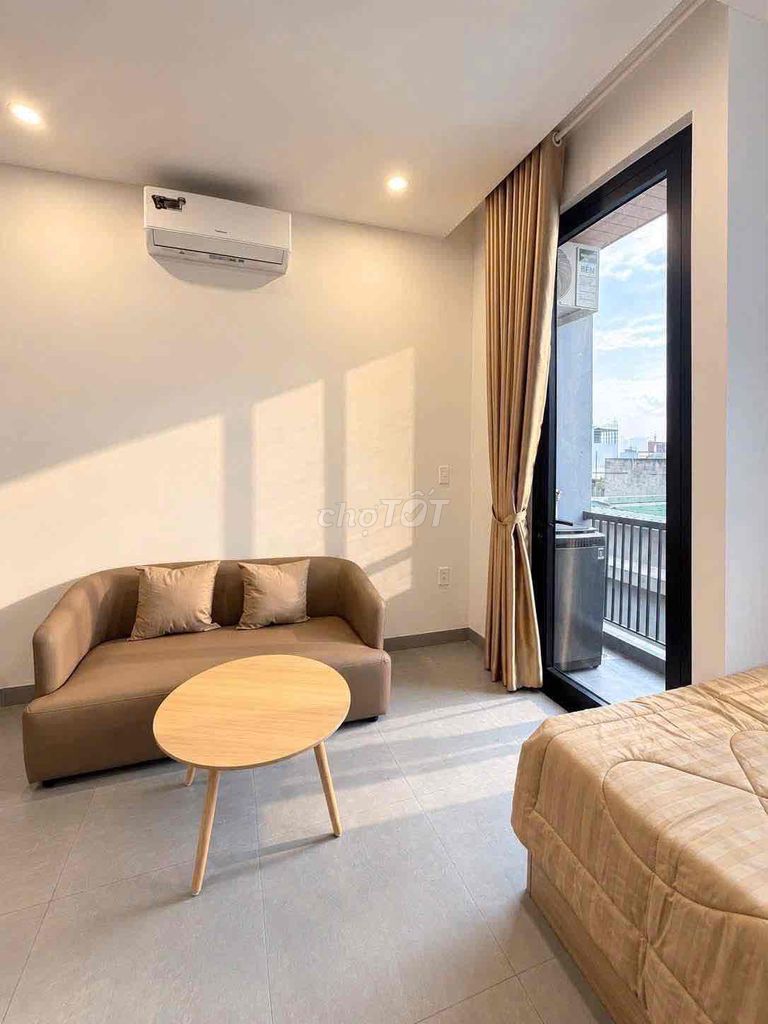 Rent a balcony apartment off the Hoàng Sa Tân Định side of 1