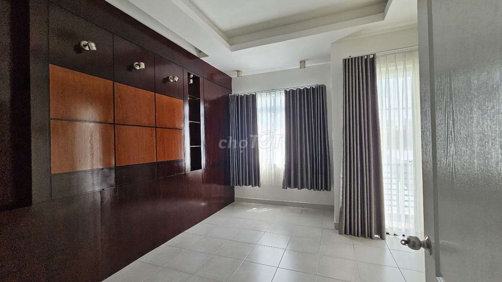 Rent a four-story building downtown 7 has four beautiful bedrooms for 17 million.