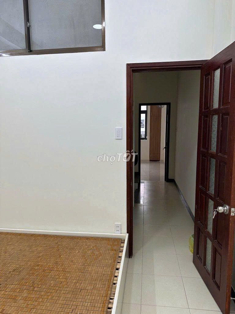 Rent the house, alley the car, 1/ Hồ Thị Kỷ, 1894 1, 5 bedrooms, 4 stories, District 10. Close by.