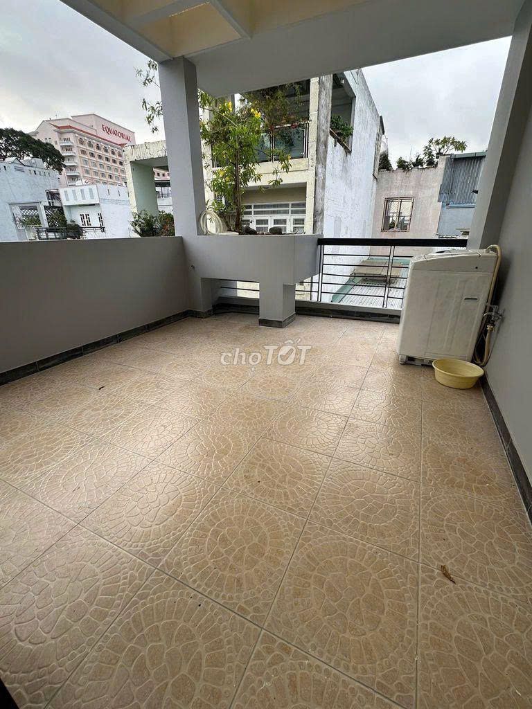Rent the house, alley the car, 1/ Hồ Thị Kỷ, 1894 1, 5 bedrooms, 4 stories, District 10. Close by.