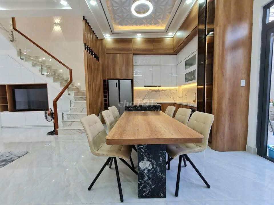 Rent a high-end neighborhood. You're Nhà Bè.