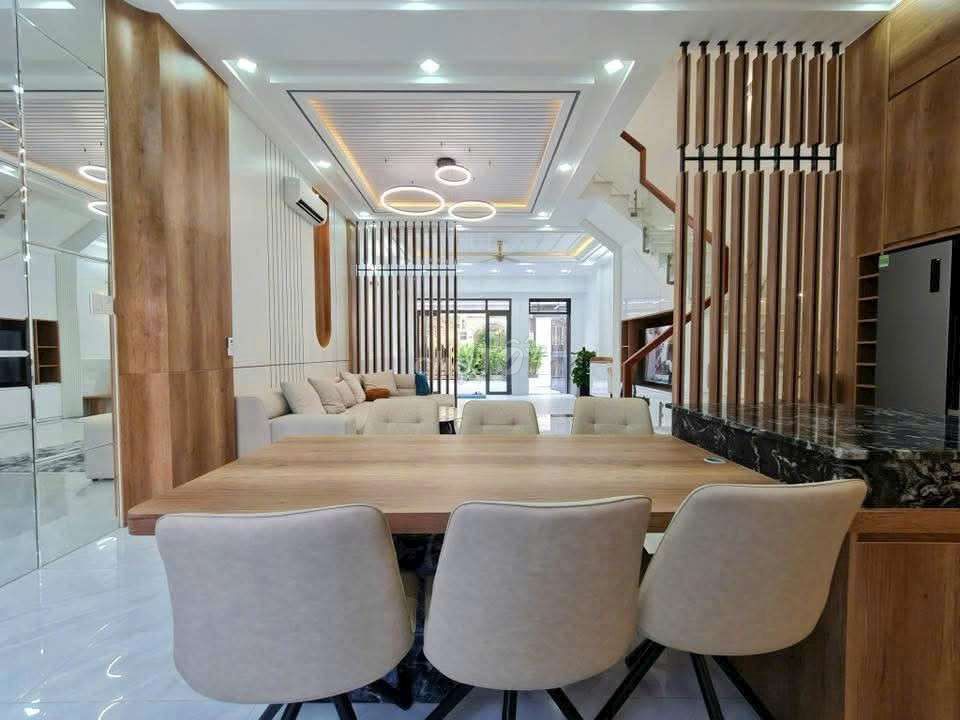 Rent a high-end neighborhood. You're Nhà Bè.