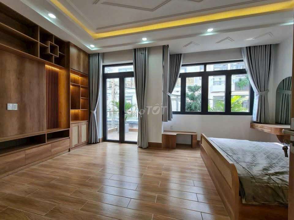 Rent a high-end neighborhood. You're Nhà Bè.