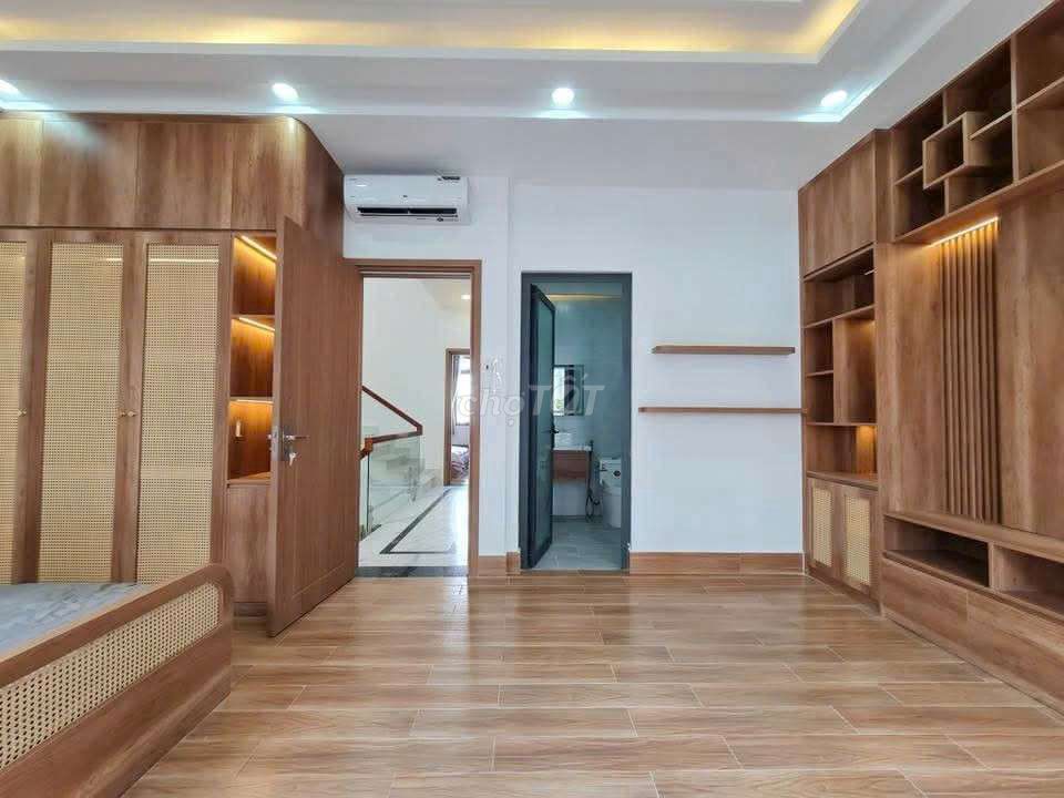 Rent a high-end neighborhood. You're Nhà Bè.