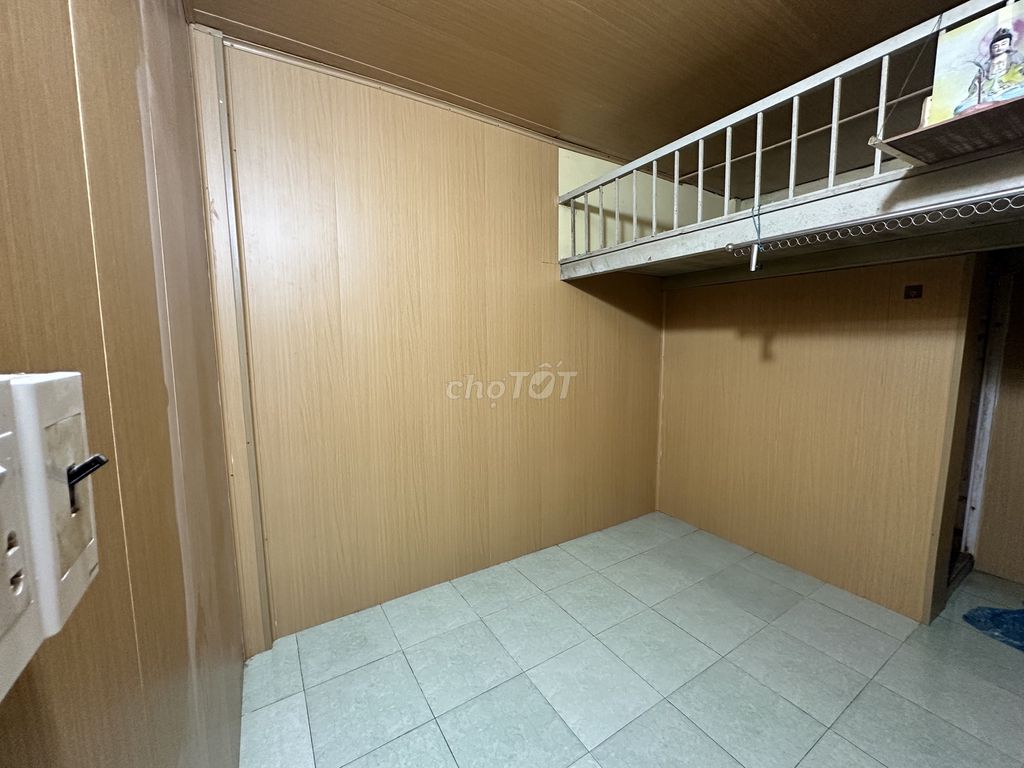 The boarding room near the crime market was posted