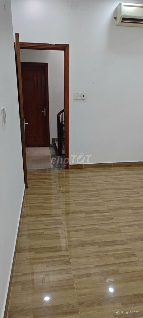 Rent room in the original house.