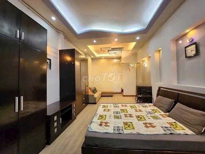 Rent Lý Thái Tổ, 10-27 million/month. 4 toilets.