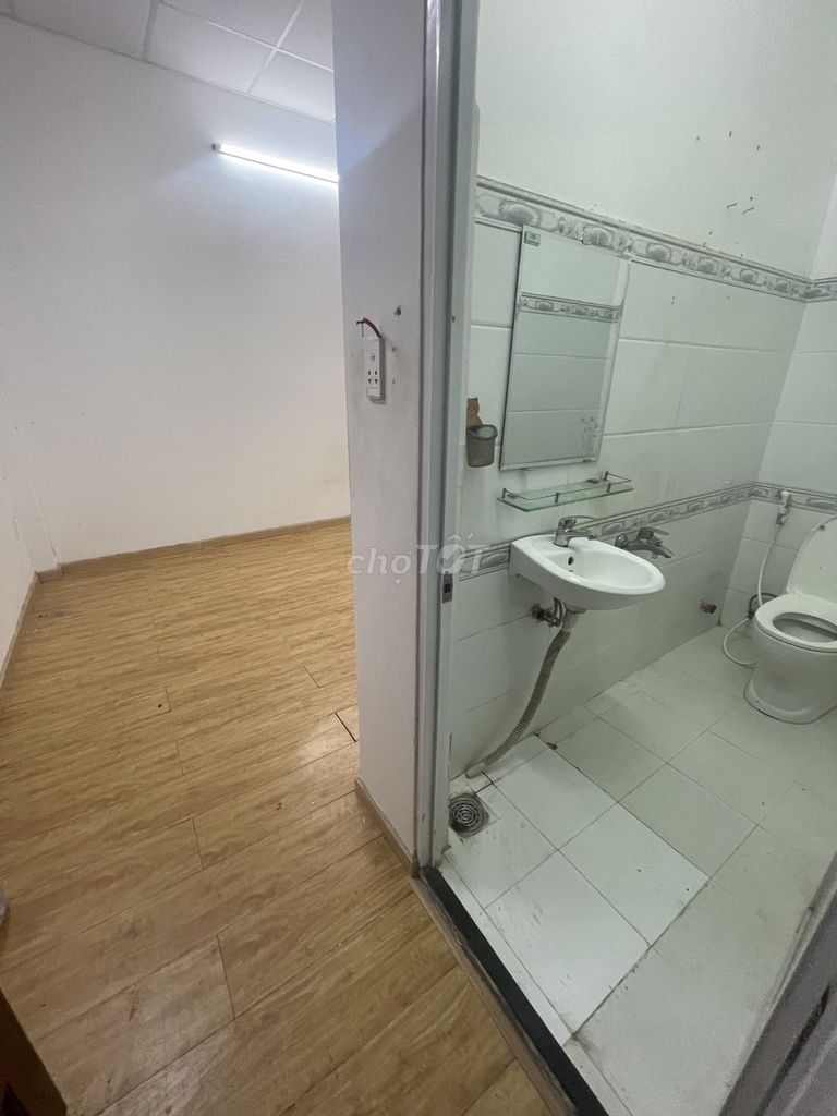 Rent the entire apartment. Two bedrooms. Two toilets. Two-to-one Nguyễn Văn Quá car.