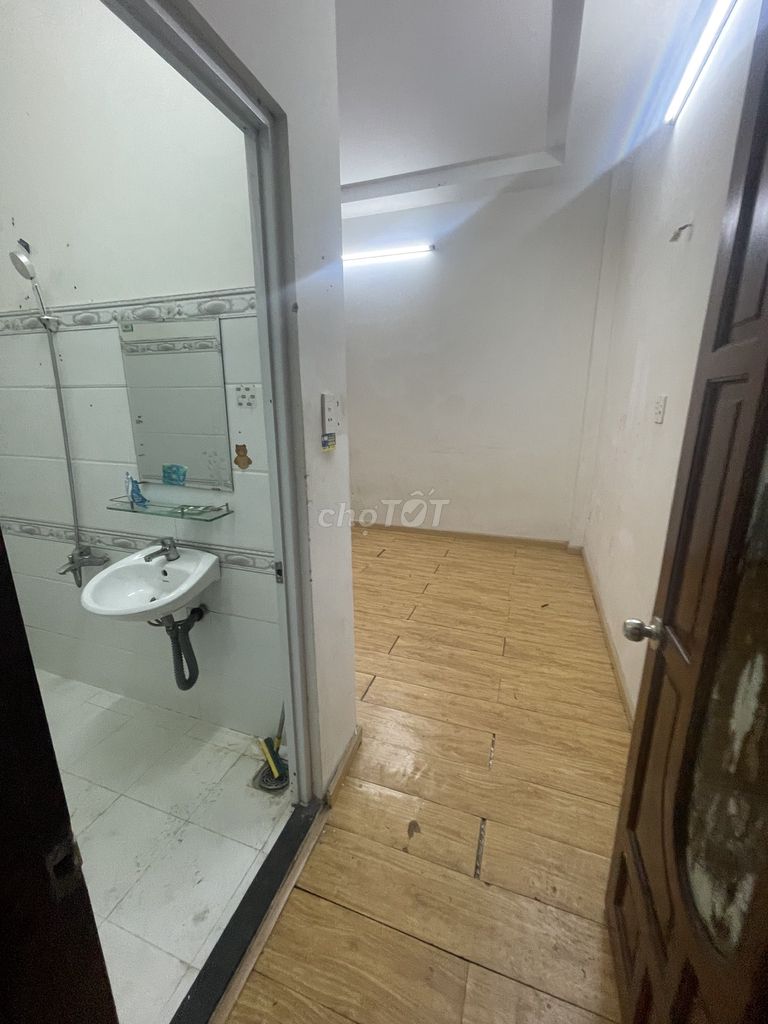 Rent the entire apartment. Two bedrooms. Two toilets. Two-to-one Nguyễn Văn Quá car.