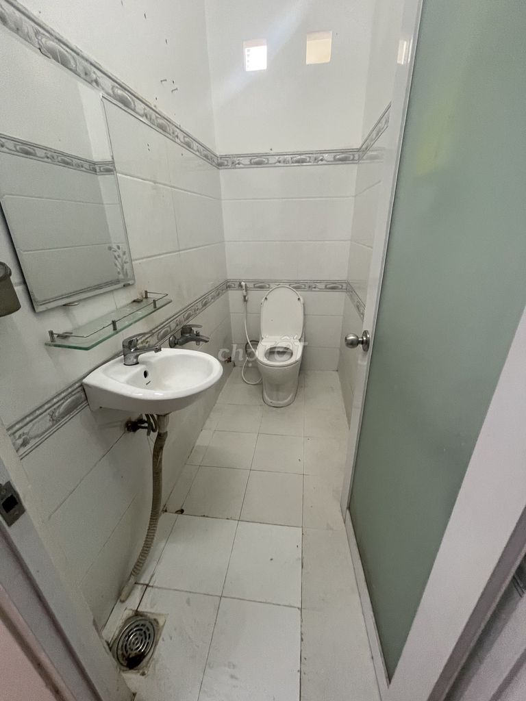 Rent the entire apartment. Two bedrooms. Two toilets. Two-to-one Nguyễn Văn Quá car.