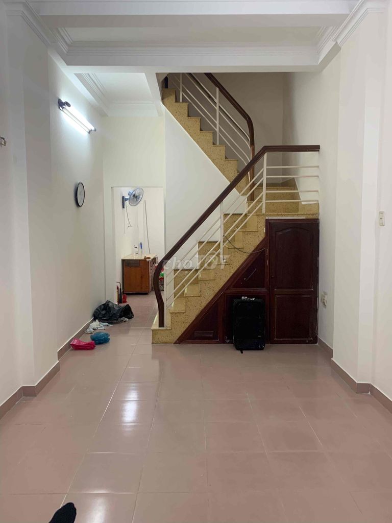 Three-story rentals x 17-4 bedroom, three toilets-the front of 12 mM. 8 by 2.5 M.