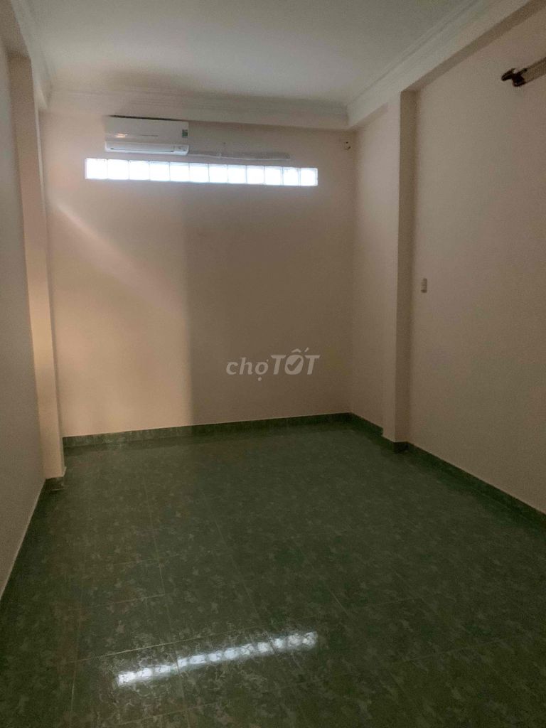 Three-story rentals x 17-4 bedroom, three toilets-the front of 12 mM. 8 by 2.5 M.