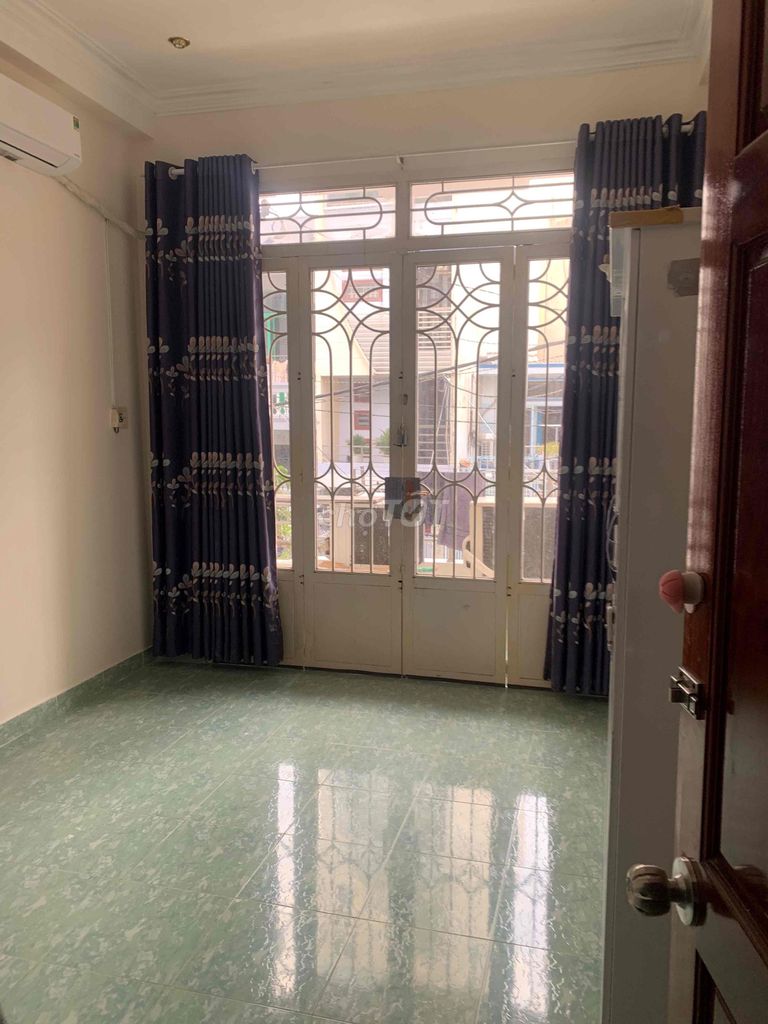Three-story rentals x 17-4 bedroom, three toilets-the front of 12 mM. 8 by 2.5 M.