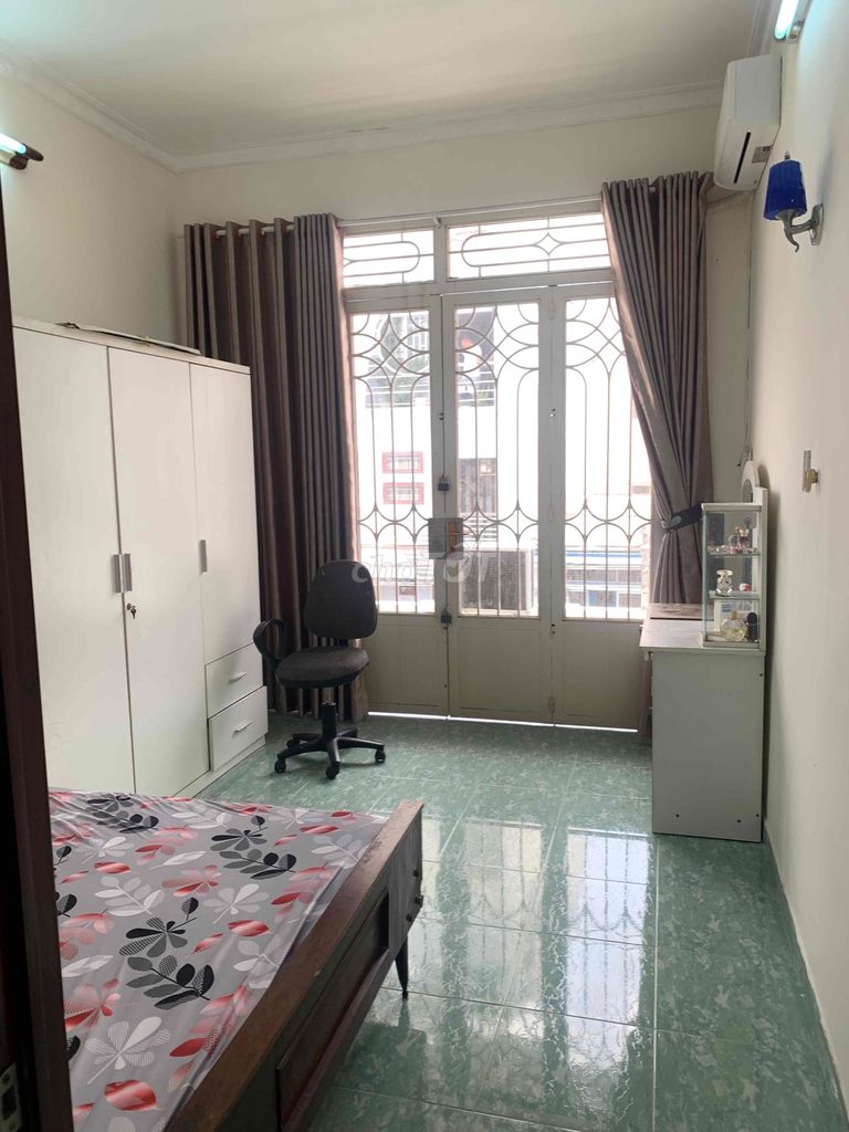 Three-story rentals x 17-4 bedroom, three toilets-the front of 12 mM. 8 by 2.5 M.