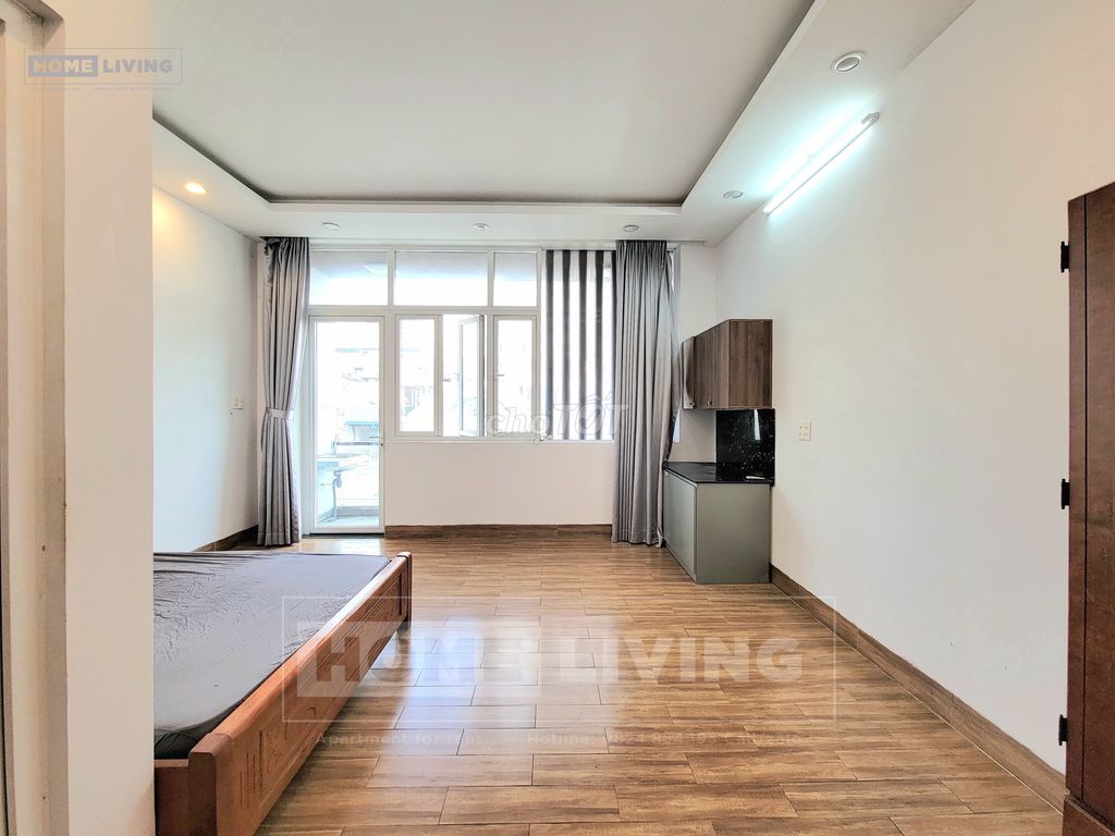Rent a balcony studio 30 meters, Full interior. Right at the foot of the Leiter Bridge.