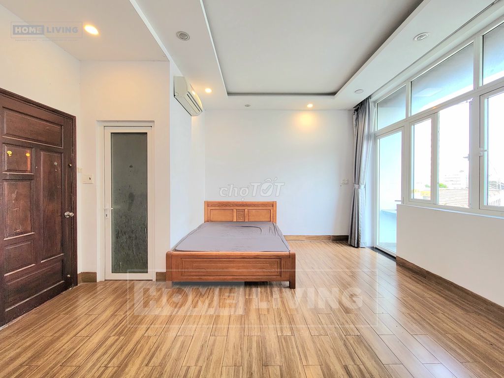 Rent a balcony studio 30 meters, Full interior. Right at the foot of the Leiter Bridge.