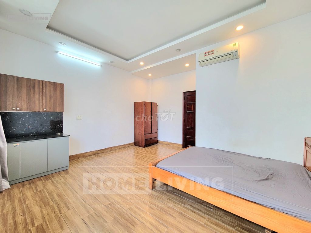 Rent a balcony studio 30 meters, Full interior. Right at the foot of the Leiter Bridge.