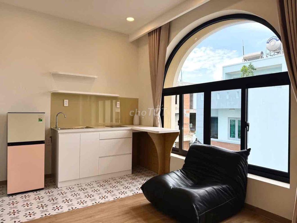 open large window studio