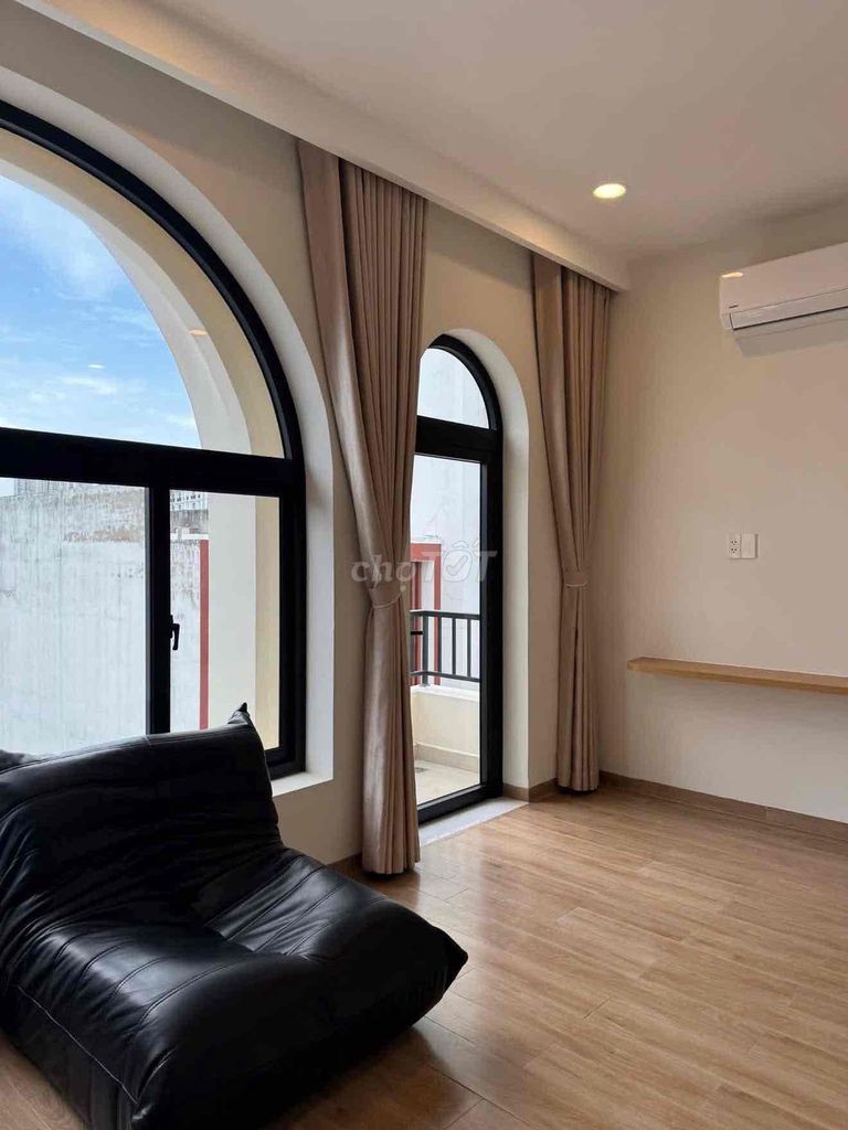 open large window studio