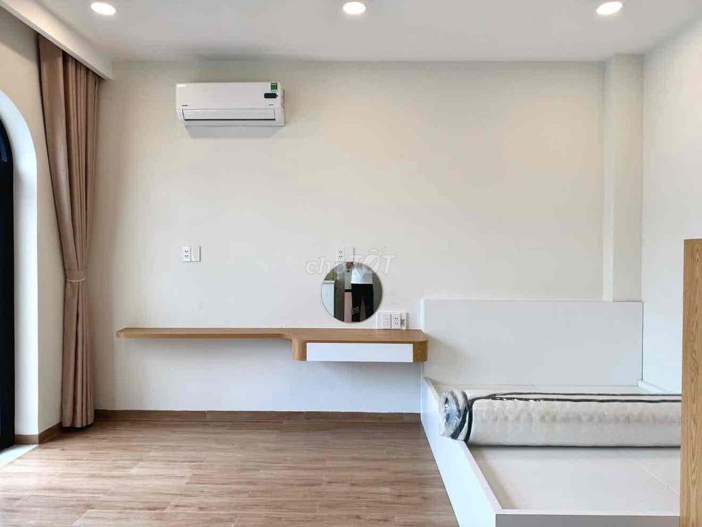 open large window studio