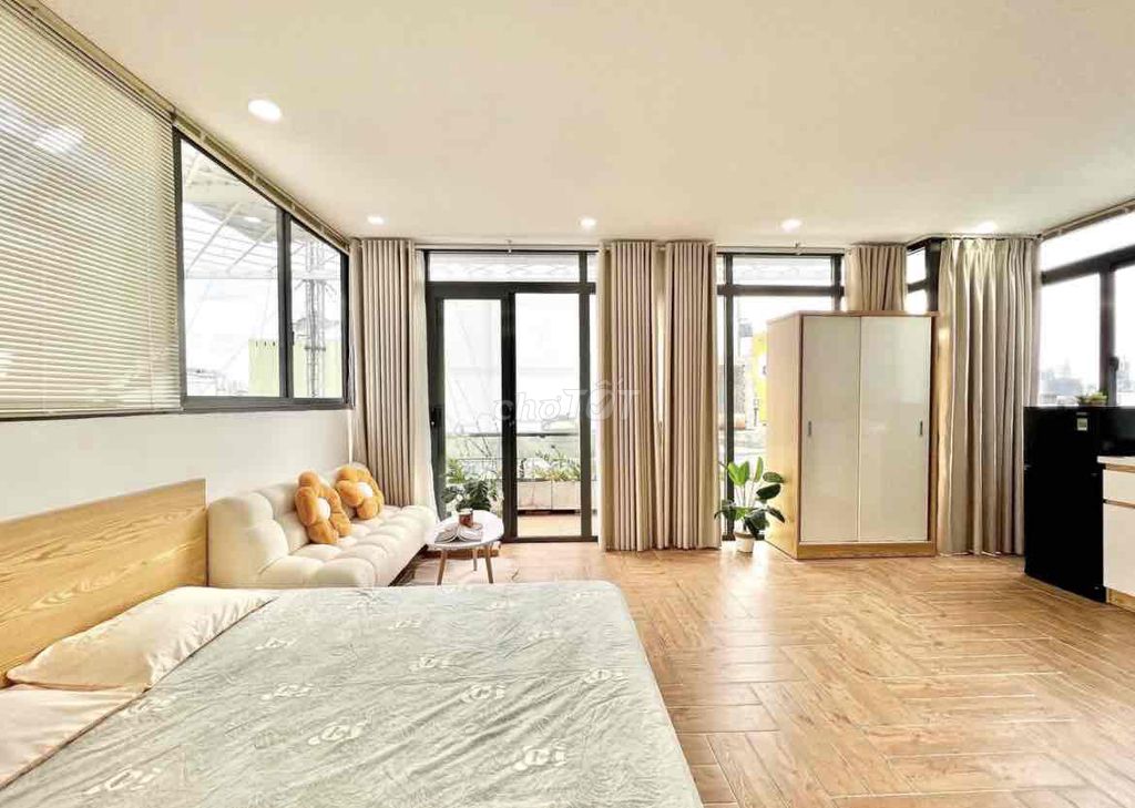 Rent a cool balcony apartment in the new market for super nuts.