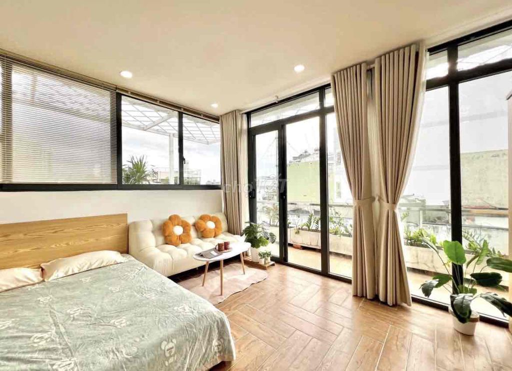 Rent a cool balcony apartment in the new market for super nuts.