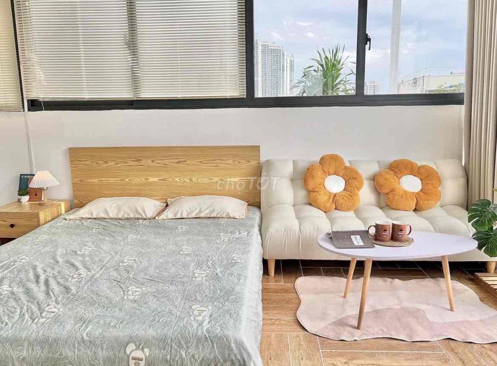 Rent a cool balcony apartment in the new market for super nuts.