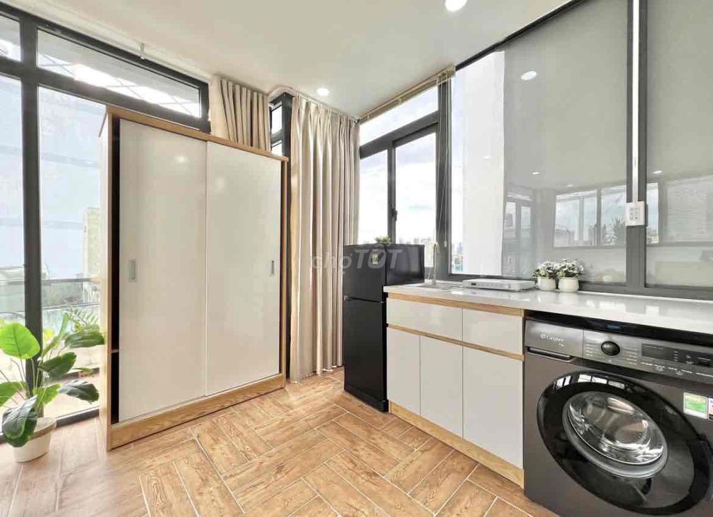 Rent a cool balcony apartment in the new market for super nuts.