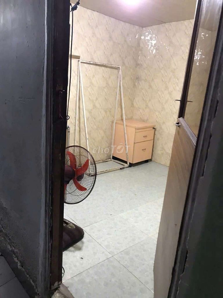 Rent room 12 m.Q.q0 near down to 6 o'clock.