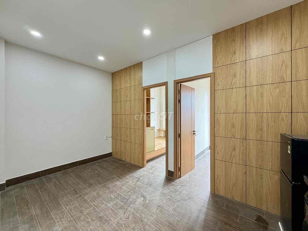 Two bedrooms, one room view river and a balcony balconies