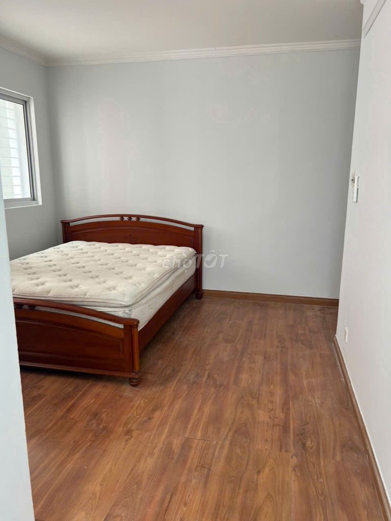 Renting Central Garden, Russia's 1st, 2 bedrooms, nice new house.
