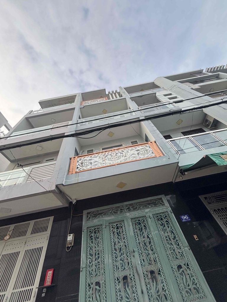 Four feet across the front, 18 feet long. Four floors five rooms.
