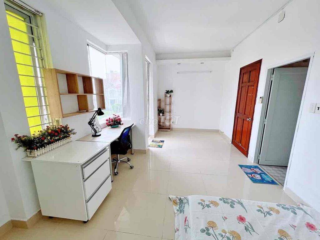 Large balcony + window, full interior-to-do man