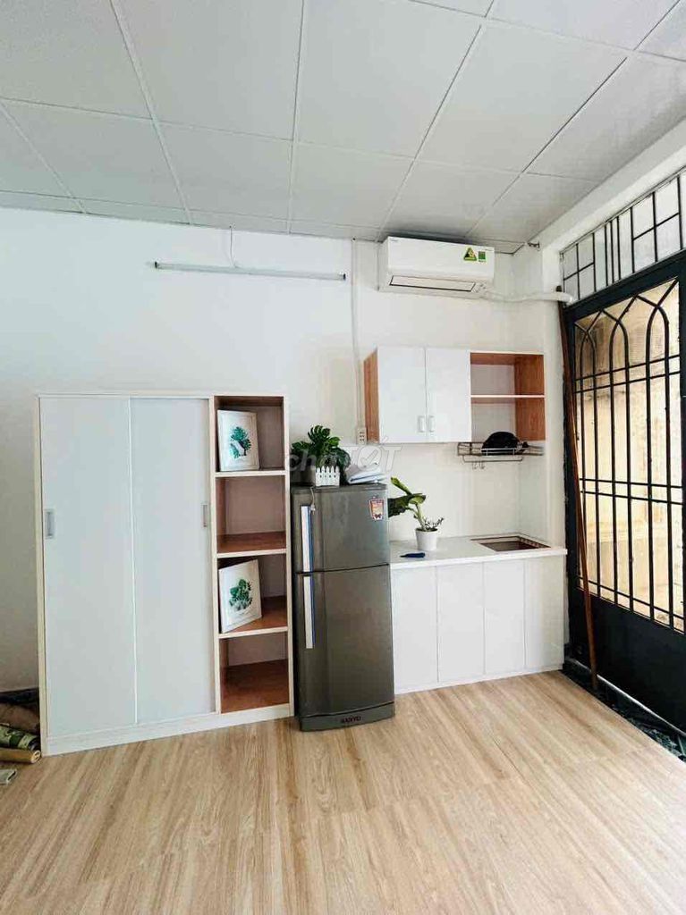 Large balcony + window, full interior-to-do man