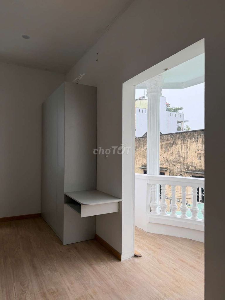 The apartment's just opened up full furniture, balconies right on the big side of the brain ceiling