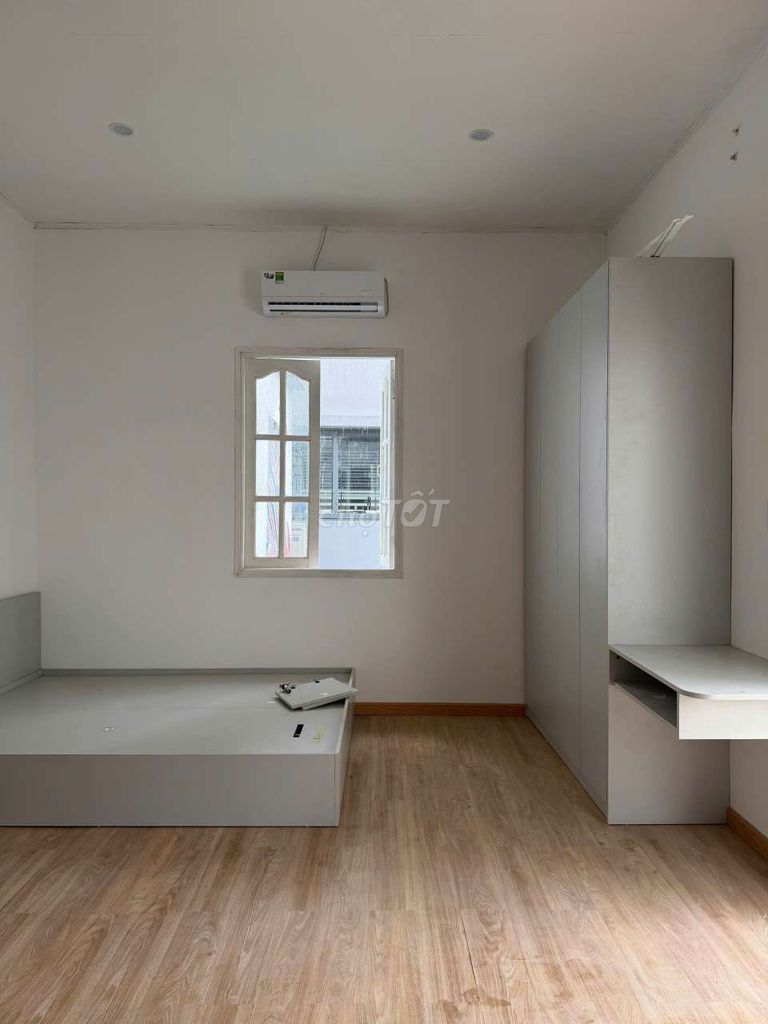 The apartment's just opened up full furniture, balconies right on the big side of the brain ceiling