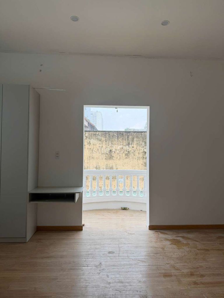 The apartment's just opened up full furniture, balconies right on the big side of the brain ceiling