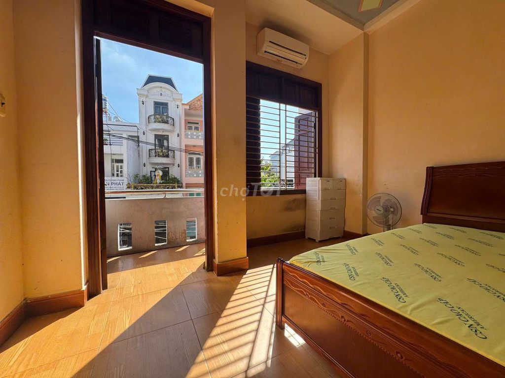 The studio full of balcony interiors is extremely clear - the photographer