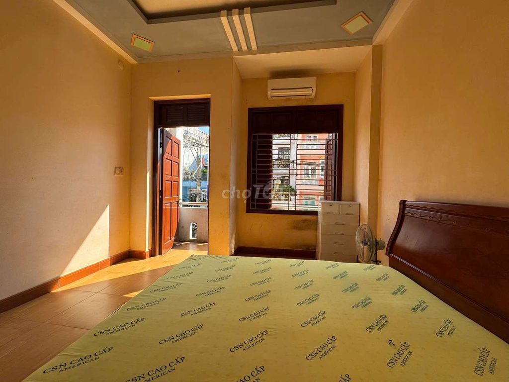 The studio full of balcony interiors is extremely clear - the photographer