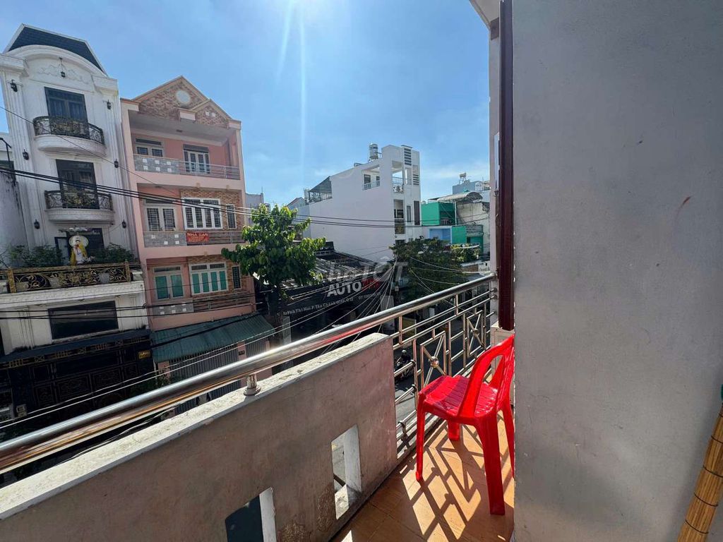 The studio full of balcony interiors is extremely clear - the photographer