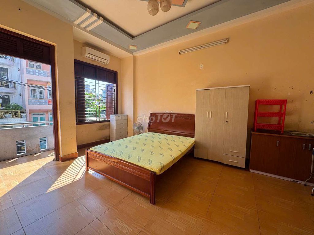The studio full of balcony interiors is extremely clear - the photographer