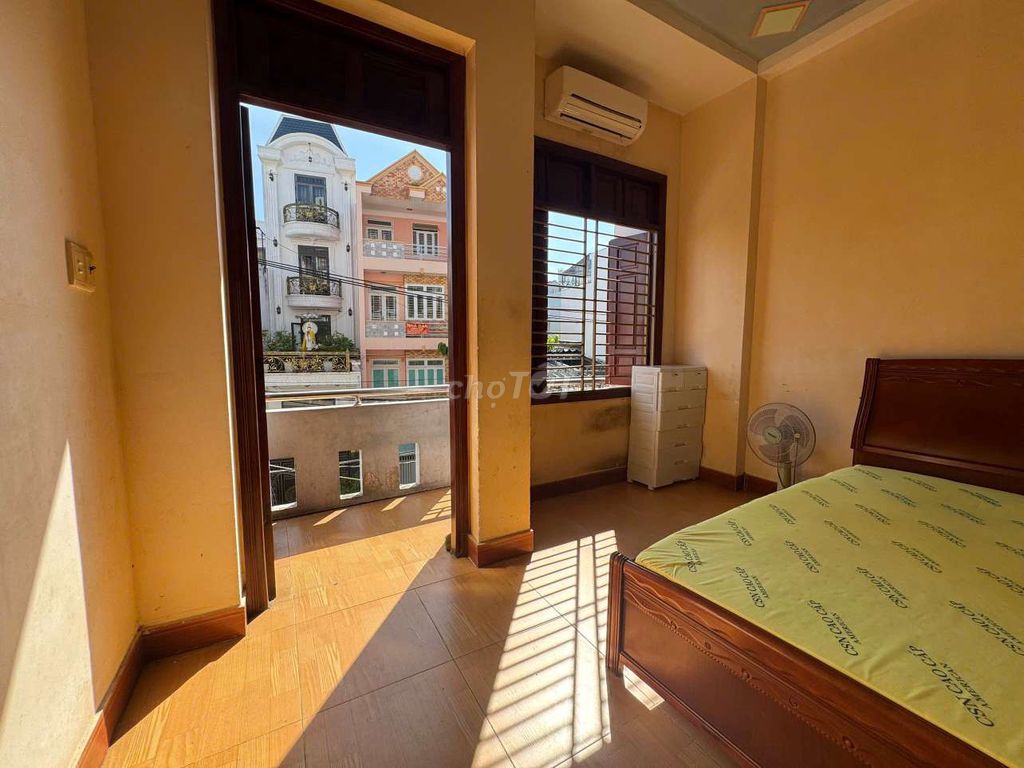 The studio full of balcony interiors is extremely clear - the photographer
