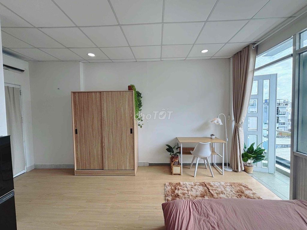 The balcony studio is EMart Phan Văn Trị near Lang University.