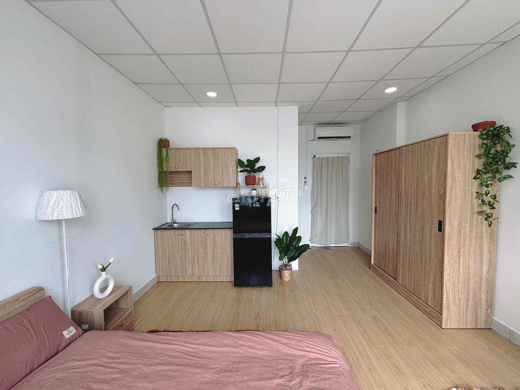 The balcony studio is EMart Phan Văn Trị near Lang University.
