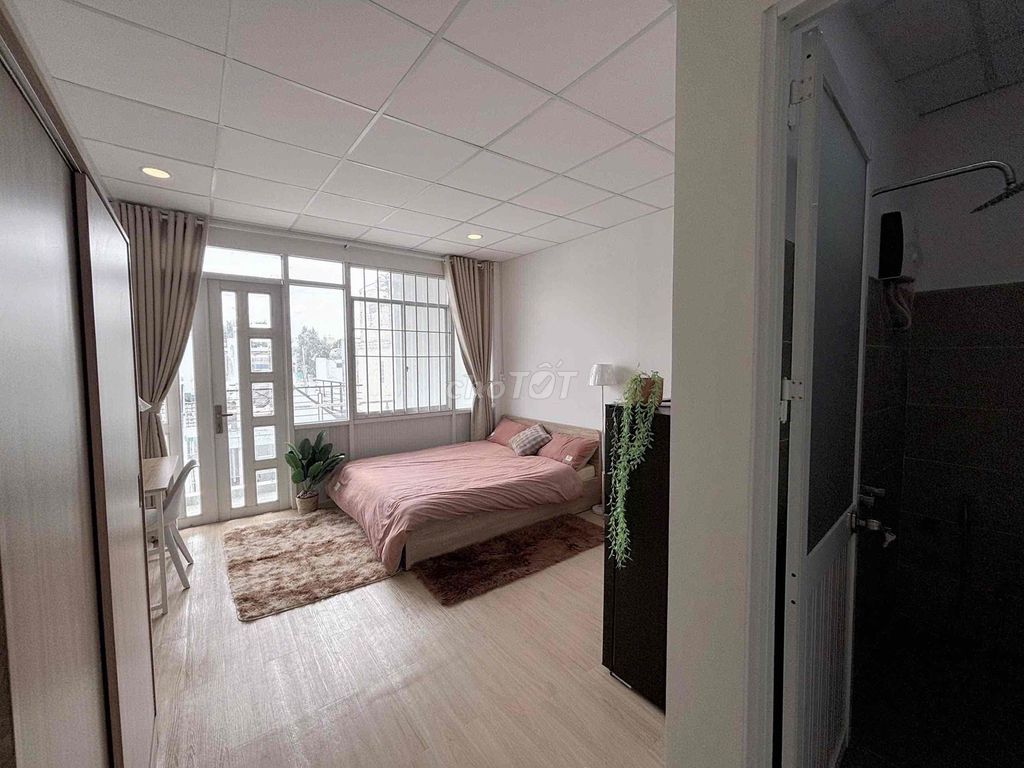 The balcony studio is EMart Phan Văn Trị near Lang University.